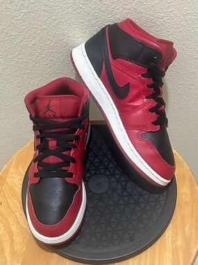 Jordan 1 Mid Reverse Bred (GS) 554725-660
